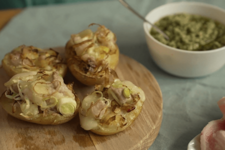 Patate ripiene con porri, pancetta e provola con l'aggiunta di salsa verde in friggitrice ad aria