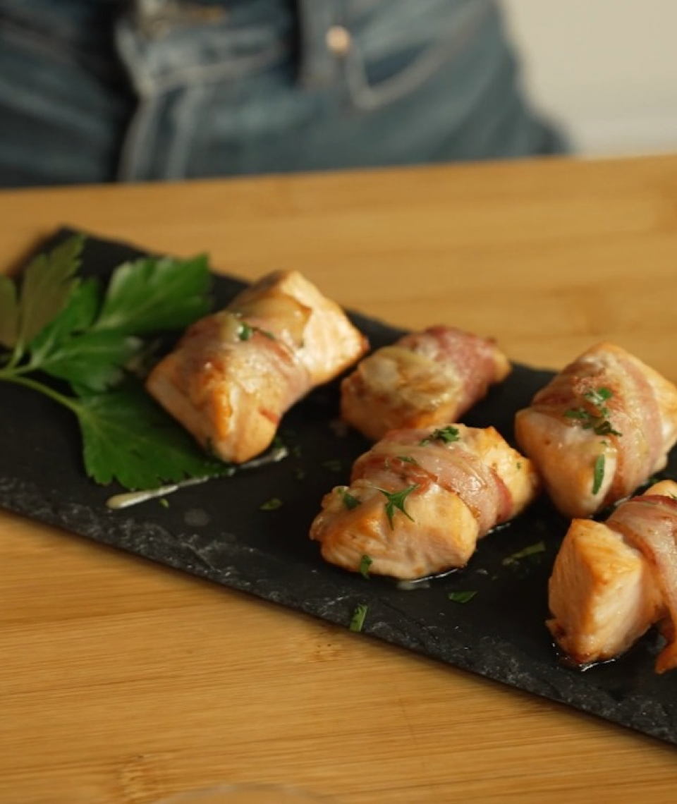 Bocconcini di salmone con bacon croccante in friggitrice ad aria