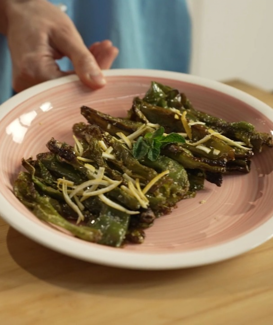 Friggitelli gratin with mint and lemon zest in air fryer