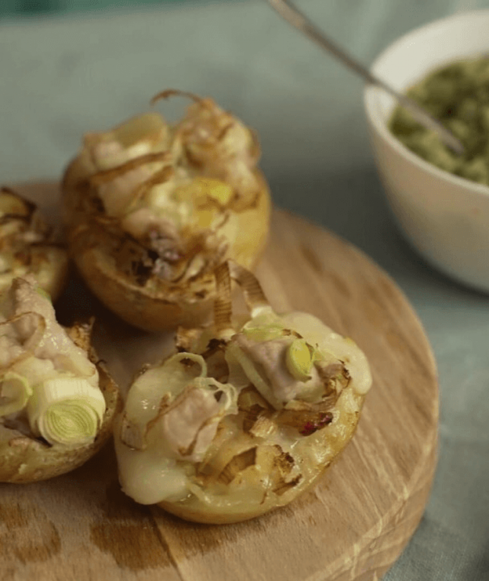 Patate ripiene con porri, pancetta e provola con l'aggiunta di salsa verde in friggitrice ad aria