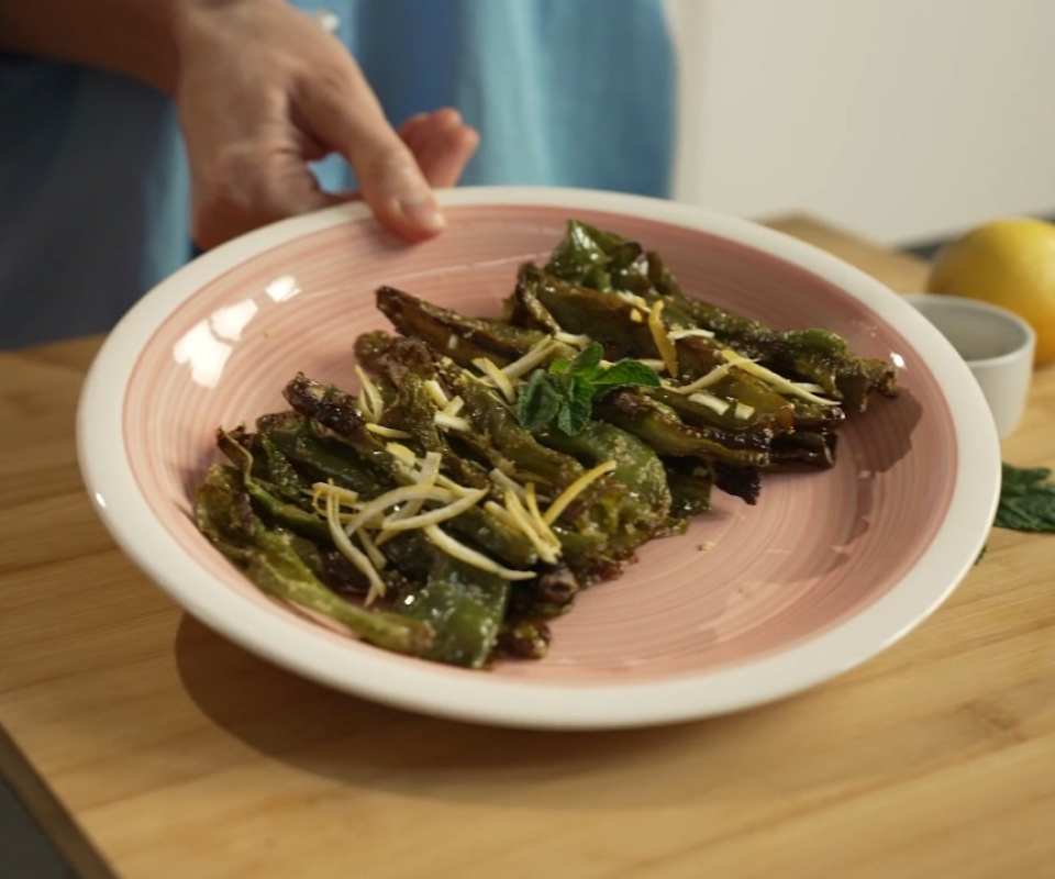 Friggitelli gratin with mint and lemon zest in air fryer