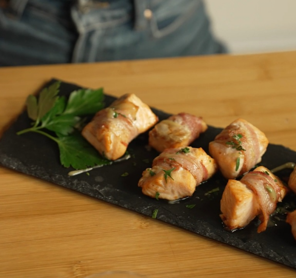 Bocconcini di salmone con bacon croccante in friggitrice ad aria