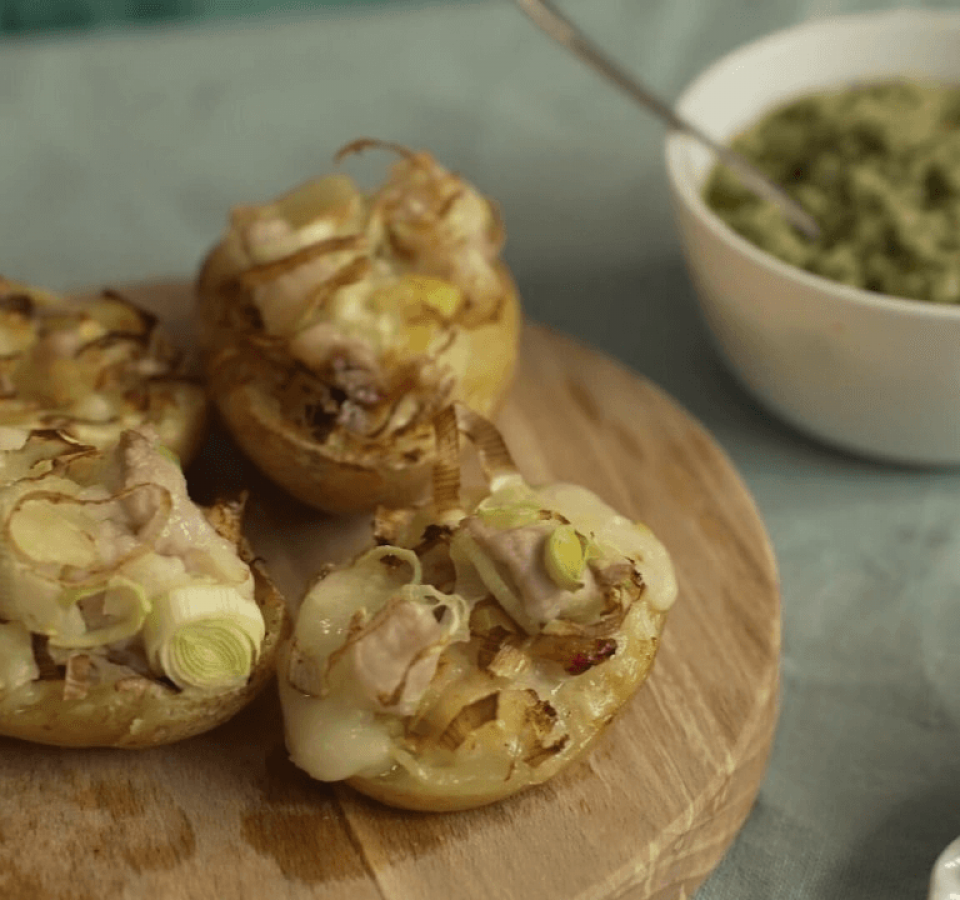 Patate ripiene con porri, pancetta e provola con l'aggiunta di salsa verde in friggitrice ad aria