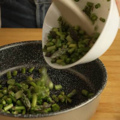 put the asparagus cutted in a bowl