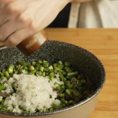 add pepper to the asparagus