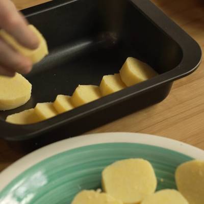 inserire gli gnocchi in una teglia