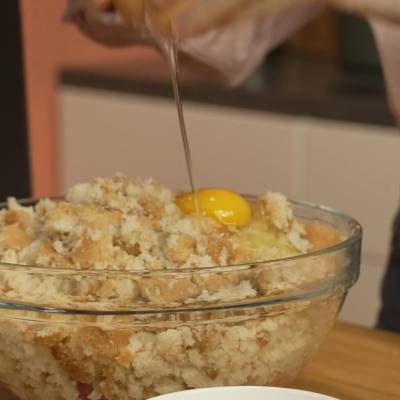 mix the ingredients for meatloaf