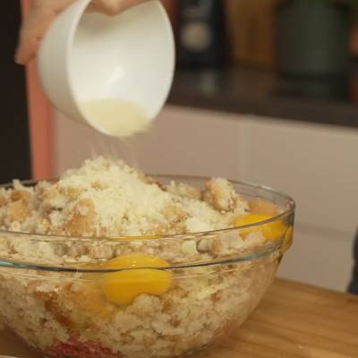 mix the ingredients for meatloaf