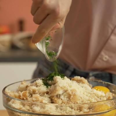 mix the ingredients for meatloaf